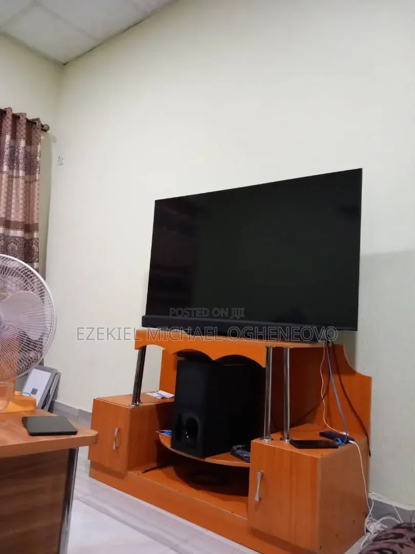 Table/Tv Shelf