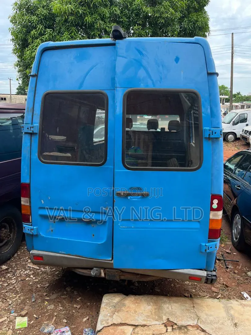 Mercedes-Benz Sprinter 2000 Blue