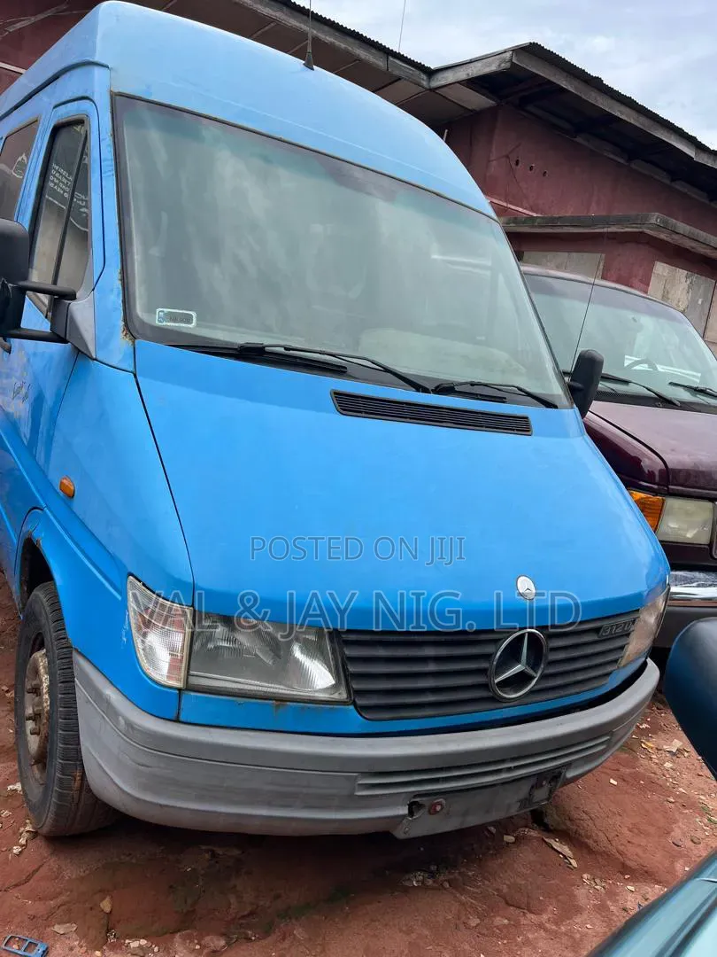 Mercedes-Benz Sprinter 2000 Blue