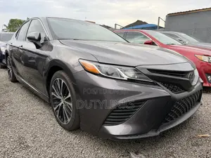 Toyota Camry SE FWD (2.5L 4cyl 8AM) 2018 Gray