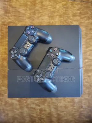 Play Station 4, With 2 Controllers