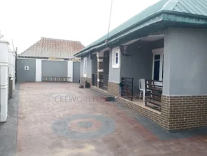 3bdrm Apartment in Oloosa Estate, Akala Express for rent
