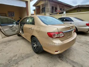 Toyota Corolla 2012 Gold
