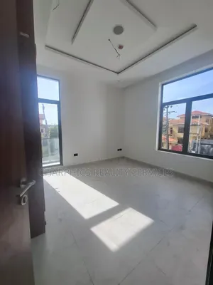 2bdrm Apartment in Lekki Phase 1 for rent