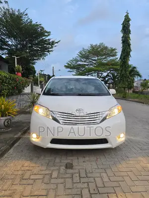 Toyota Sienna LE 7-Passenger 4dr Minivan AWD (3.5L 6cyl 6A) 2015 White