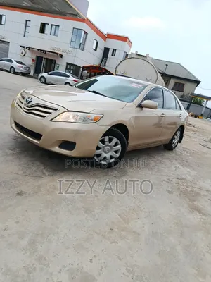 Toyota Camry LE 4dr Sedan (2.5L 4cyl 6AM) 2010 Gold