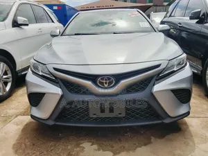 Toyota Camry SE FWD 2020 Silver