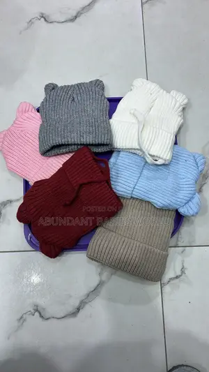 Newborn/ Toddler’S Cap With Strap