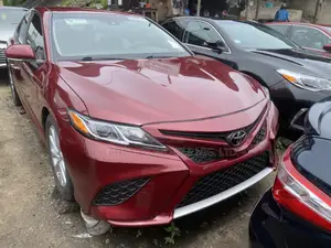 Toyota Camry SE FWD (2.5L 4cyl 8AM) 2018 Red