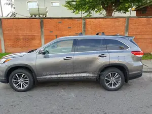Toyota Highlander XLE 4x4 V6 (3.5L 6cyl 8A) 2017 Gray