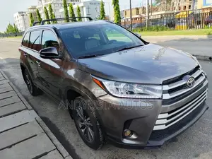 Toyota Highlander XLE 4x4 V6 (3.5L 6cyl 8A) 2017 Gray