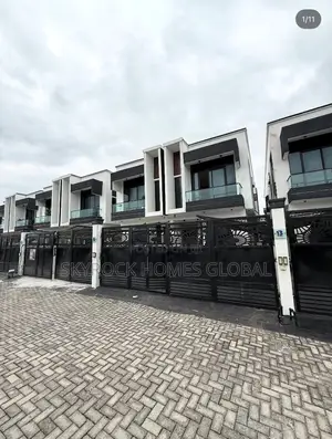 4bdrm Duplex in Chevron for sale
