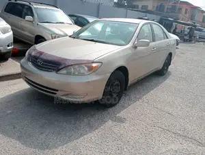 Toyota Camry LE 4dr Sedan (2.4L 4cyl 5M) 2003 Gold