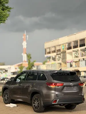 Toyota Highlander XLE 4x4 V6 (3.5L 6cyl 8A) 2017 Gray