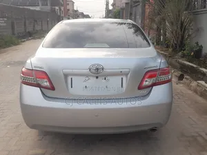 Toyota Camry XLE 4dr Sedan (2.5L 4cyl 6AM) 2010 Silver