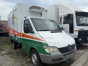 Foreign Used Mercedes Benz Refrigerator Cooling Truck.