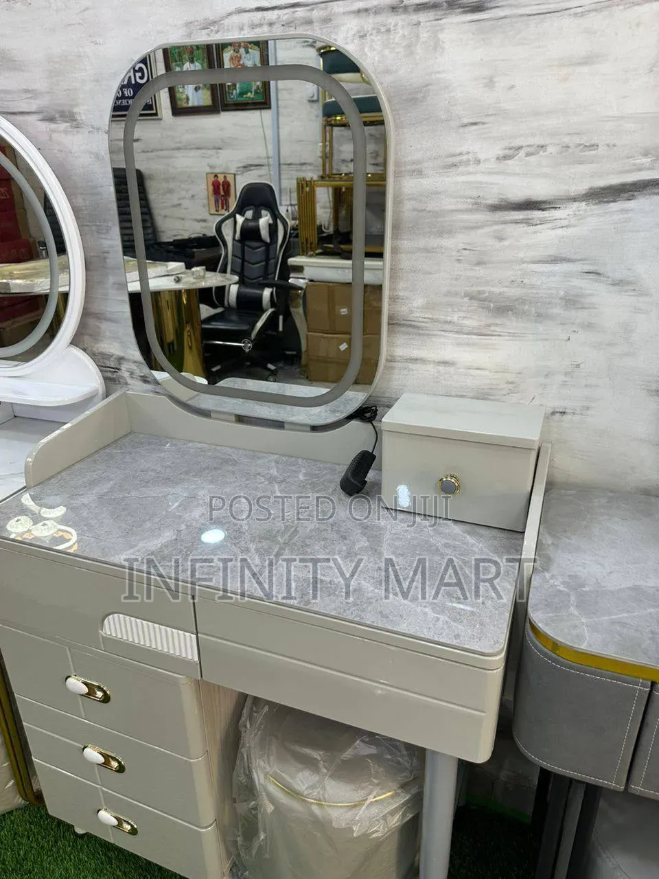 Trendy Dressing Mirror Set