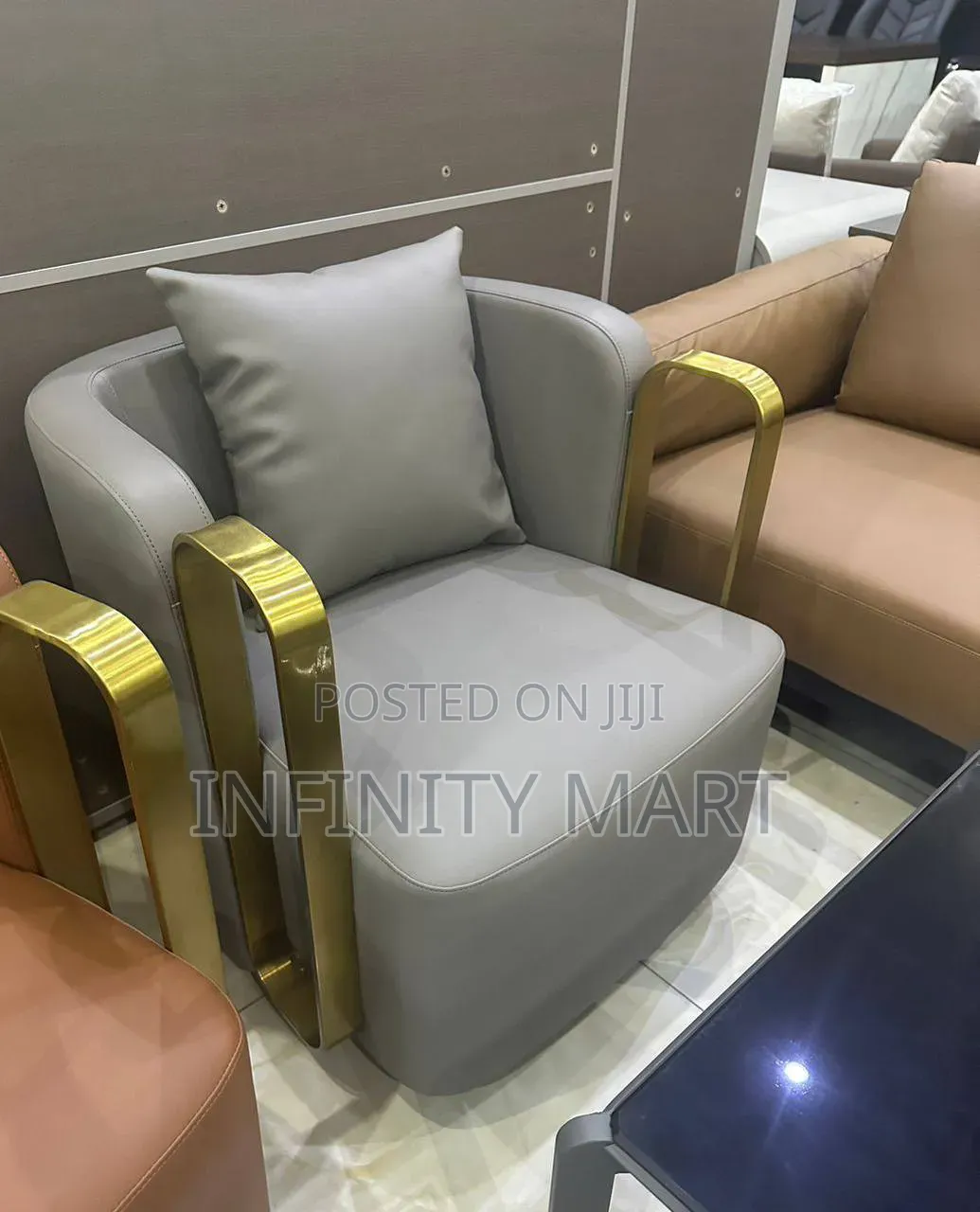 Cozy Swivel Arm Chair