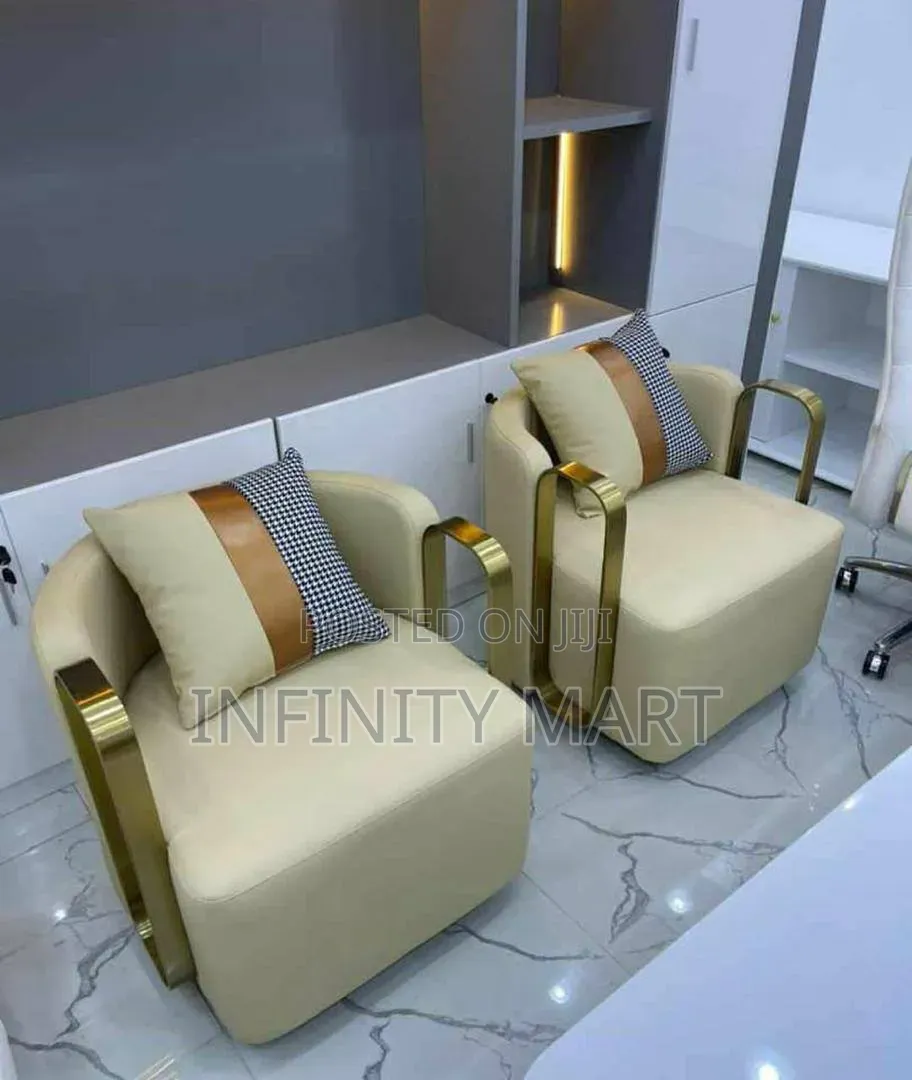 Cozy Swivel Arm Chair