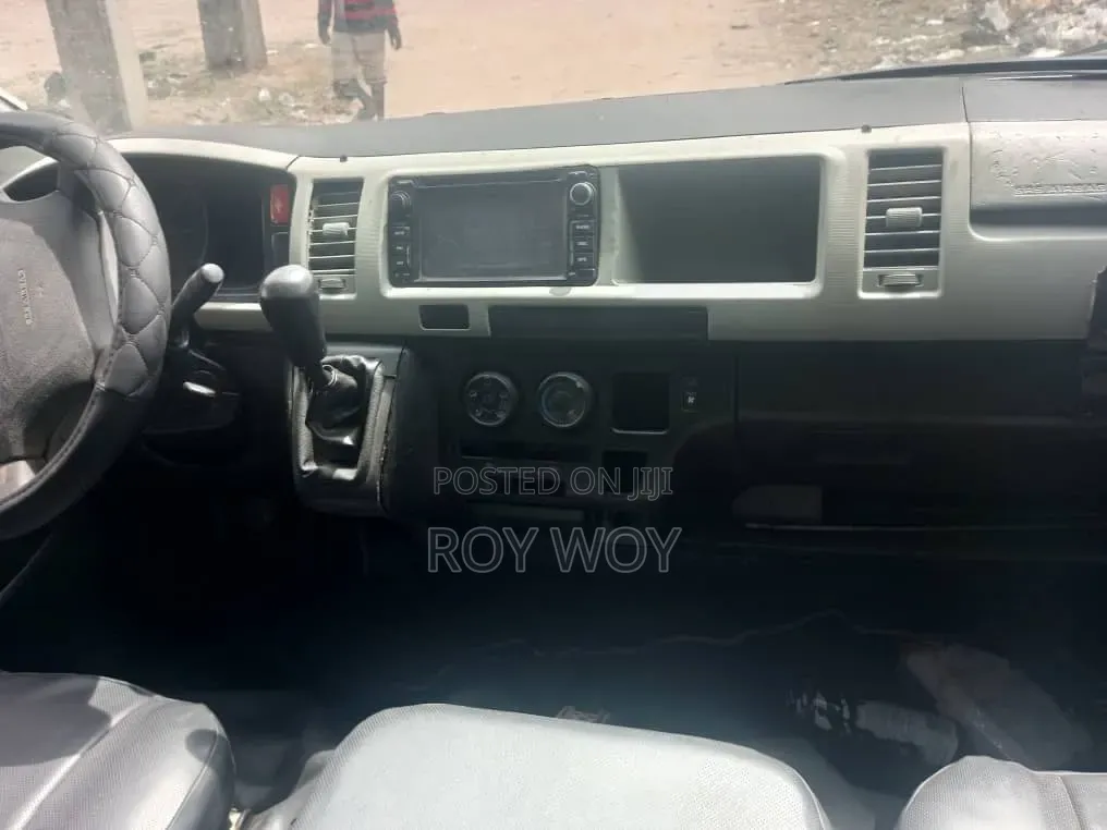 Toyota HiAce 2010 White
