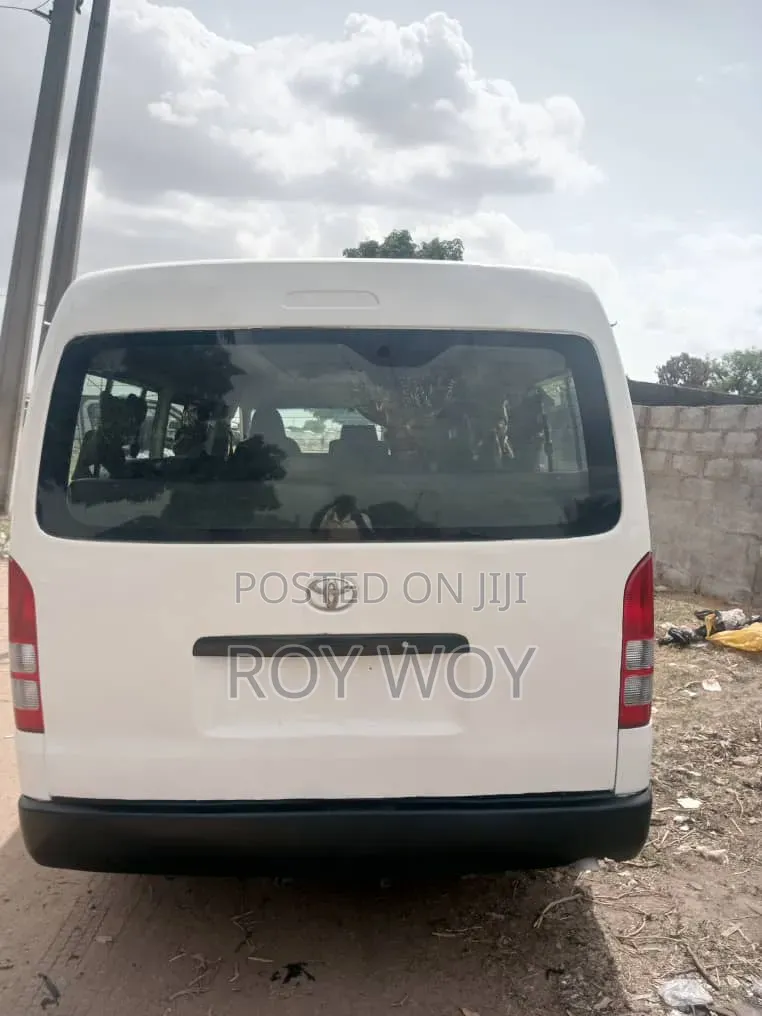 Toyota HiAce 2010 White