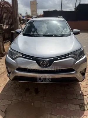 Toyota RAV4 XLE 4dr SUV (2.5L 4cyl 6A) 2018 Silver