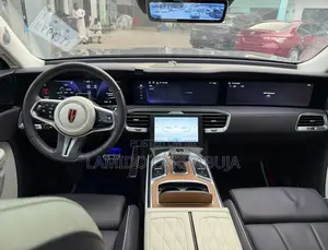 Hongqi E-HS9 Comfort 2025