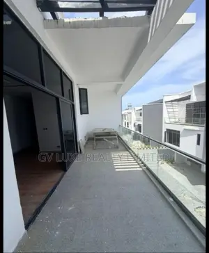 2bdrm Penthouse in Lekki Right for rent