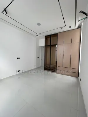 4bdrm Duplex in Chevron Drive for sale