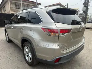 Toyota Highlander Limited Platinum 4dr SUV AWD (3.5L 6cyl 6A) 2015 Gold