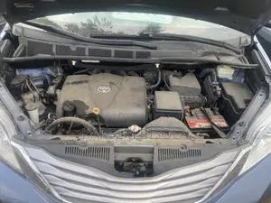 Toyota Sienna XLE (3.5L 6cyl 8A) 2018