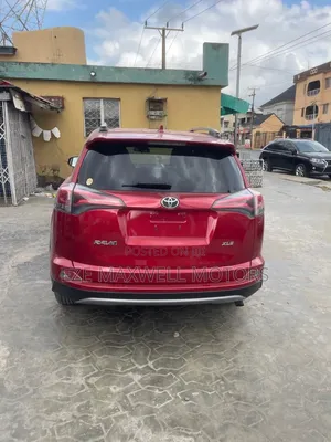 Toyota RAV4 XLE 4dr SUV AWD (2.5L 4cyl 6A) 2018 Red