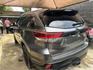 Toyota Highlander SE 2019 Gray
