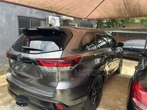 Toyota Highlander SE 2019 Gray