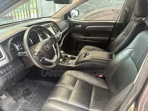 Toyota Highlander SE 2019 Gray