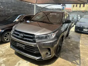 Toyota Highlander SE 2019 Gray
