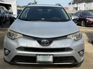 Toyota RAV4 XLE AWD (2.5L 4cyl 6A) 2017 Silver