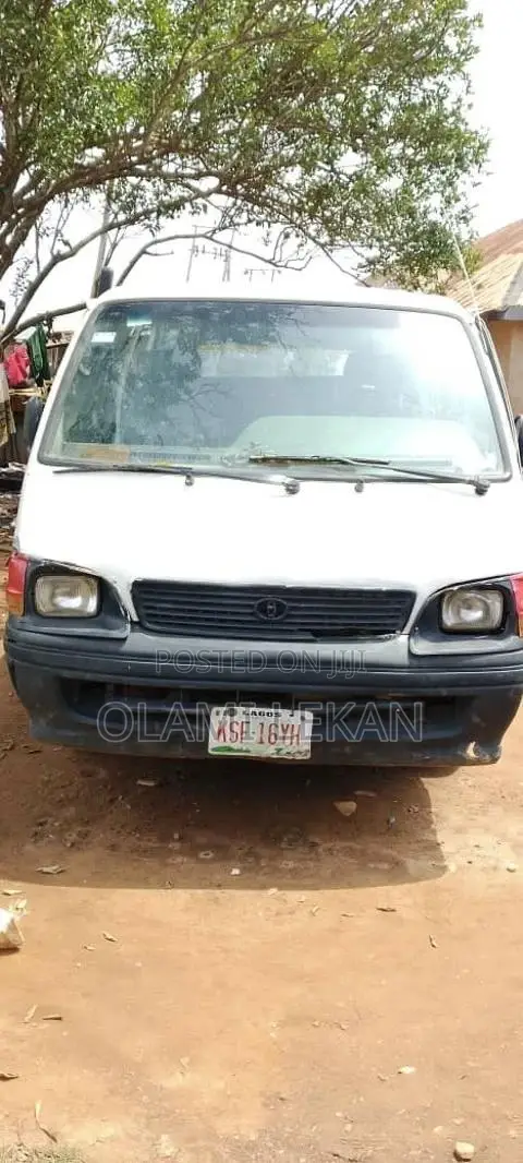 Toyota HiAce 2000 White