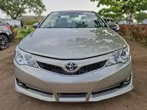 Toyota Camry LE 4dr Sedan (2.5L 4cyl 6A) 2013 Gold