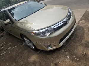 Toyota Camry SE 4dr Sedan (2.5L 4cyl 6A) 2012 Gold