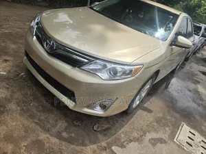 Toyota Camry SE 4dr Sedan (2.5L 4cyl 6A) 2012 Gold