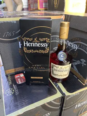 Hennessy VS by 12 Bottles