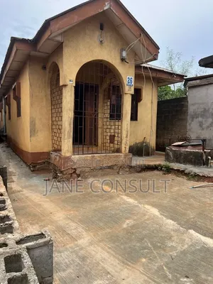 5bdrm Bungalow in Off Ikola Road, Ipaja / Ipaja for sale