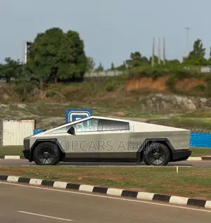 Tesla Cybertruck Cyberbeast AWD 2025 Silver