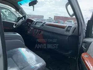 Toyota HiAce 2011 Silver