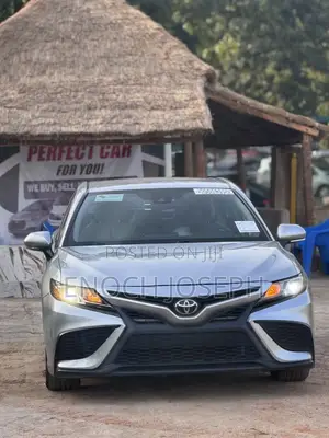 Toyota Camry SE 2022 Silver