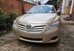 Toyota Camry LE 4dr Sedan (2.5L 4cyl 6AM) 2010 Gold