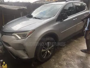 Toyota RAV4 LE Front-wheel Drive (2.5L 4cyl 6A) 2016 Silver