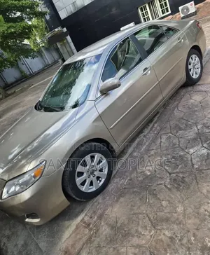 Toyota Camry LE 4dr Sedan (2.5L 4cyl 6A) 2011 Gold