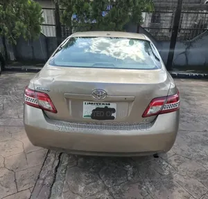 Toyota Camry LE 4dr Sedan (2.5L 4cyl 6A) 2011 Gold